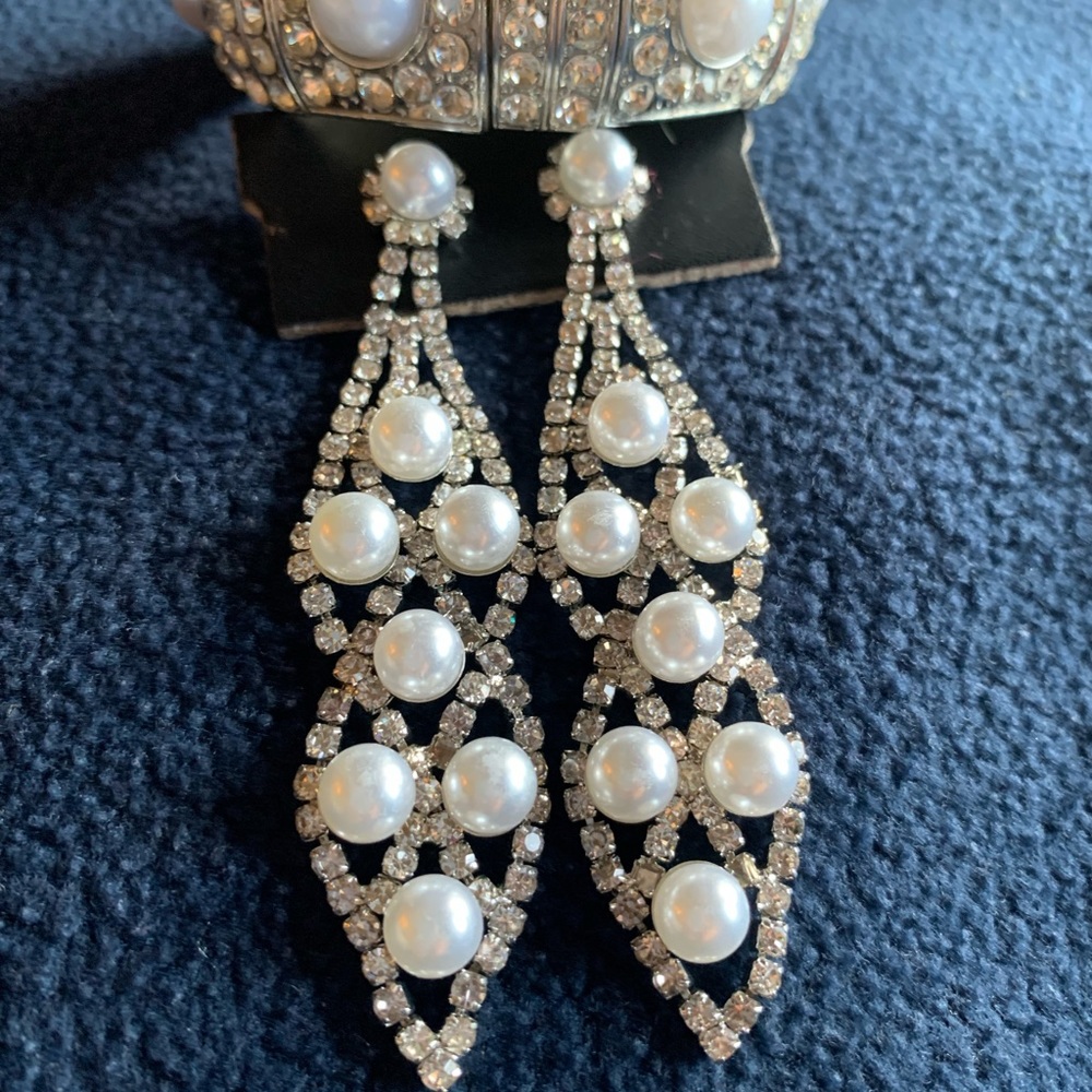 It’s a pearl silver earring with bracelet in it